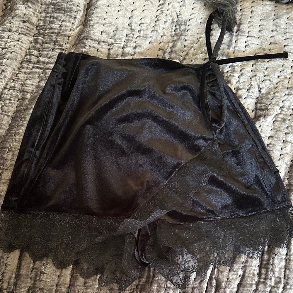 NWT Disturbia velour skort, lace trim